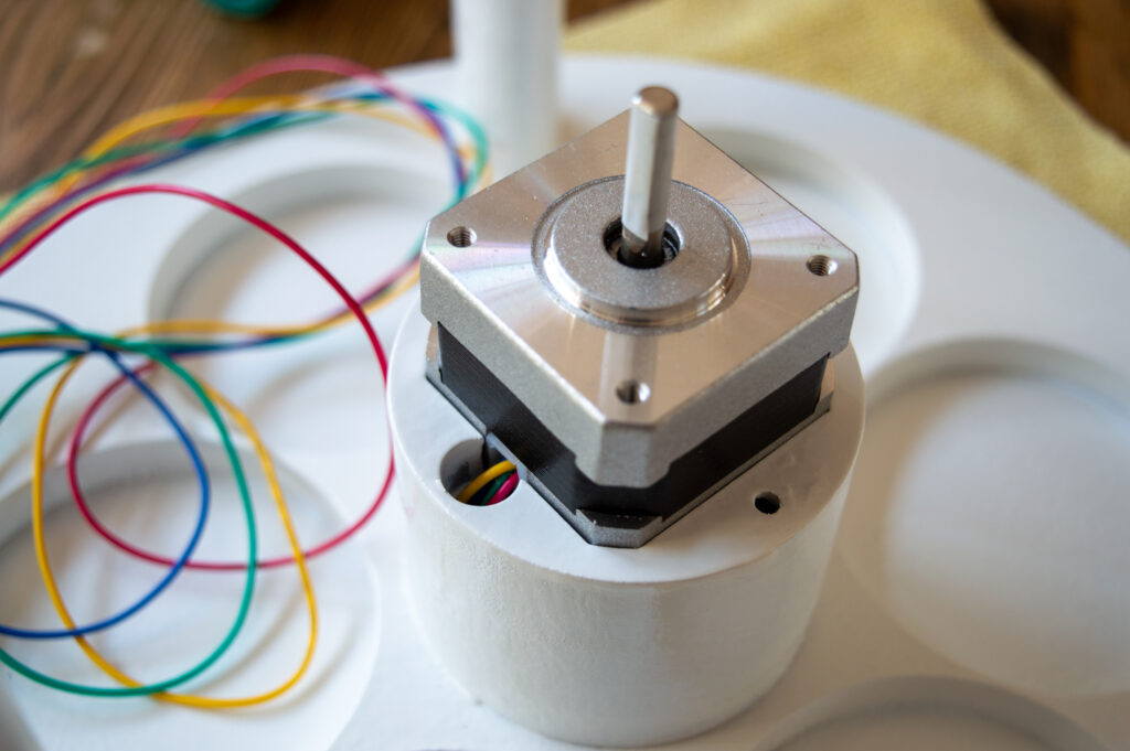 Assembly of a stepper motor into the machine frame